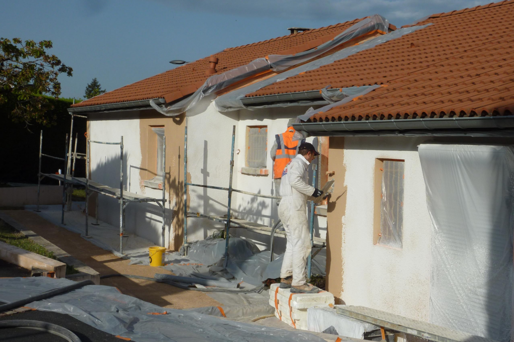 travaux-façade-en-cours-Saint-Galmier-OPH (1)